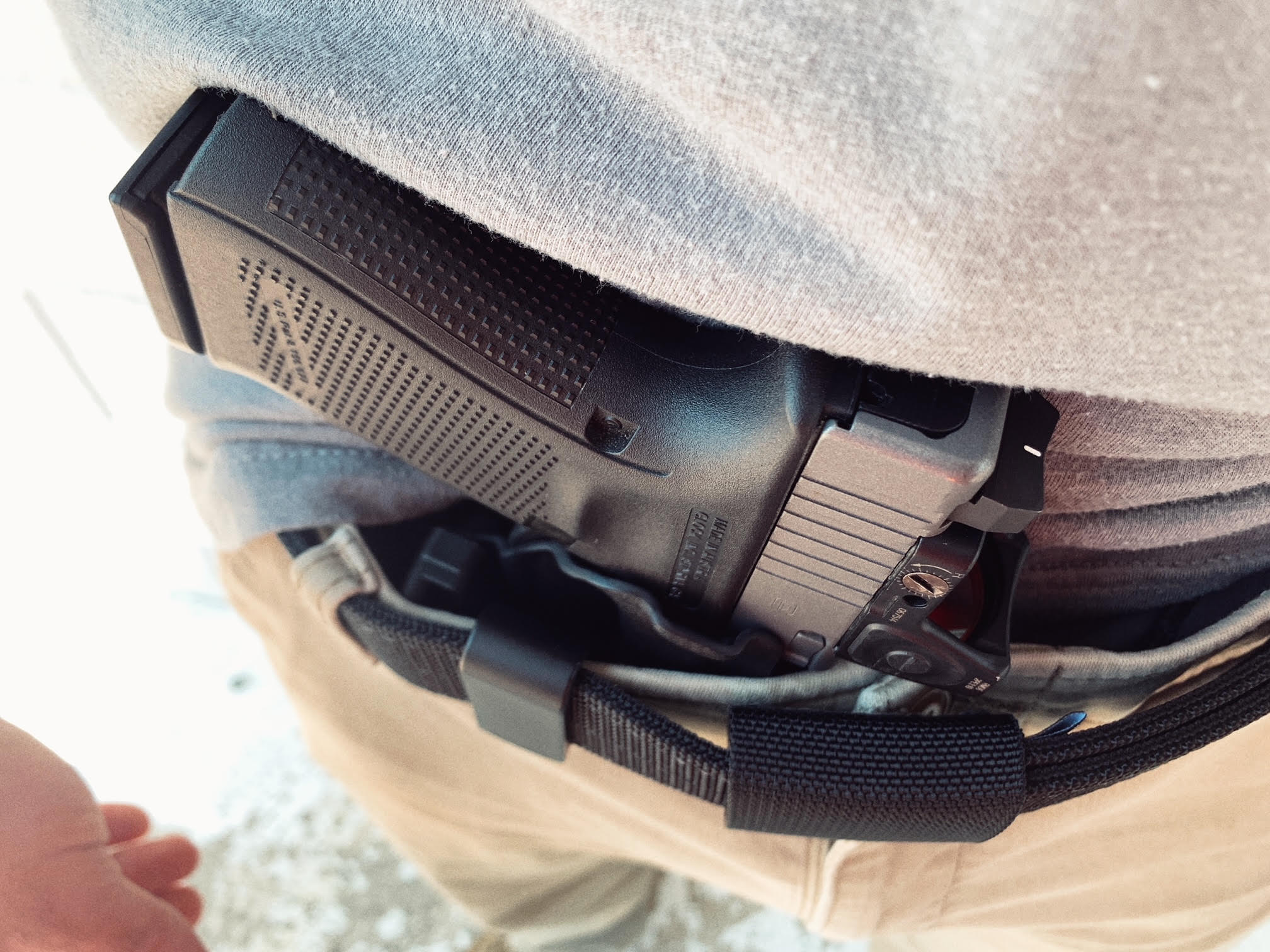 Minimalist Dara AIWB holster showing proper grip concealment claw placement
